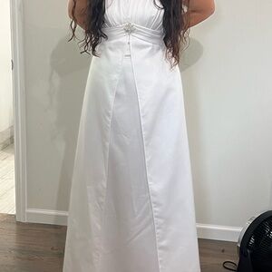 David’s bridal simple white wedding gown
50% price drop!!